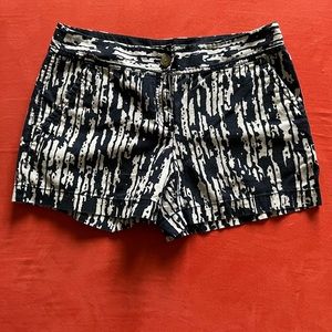 LOFT size 2 blue and white linen shorts